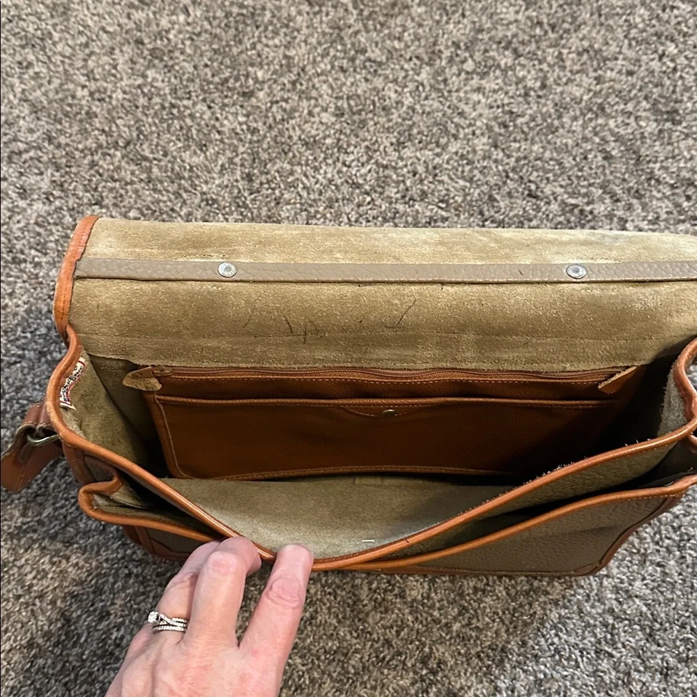 Dooney & Bourke Vintage Purse Leather. ( See wear in photos)